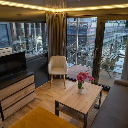 River Houseboats - Private Bay Úszó hotel