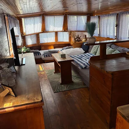 Úszó hotel River Houseboats - Private Bay