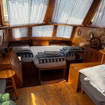 River Houseboats - Private Bay Úszó hotel