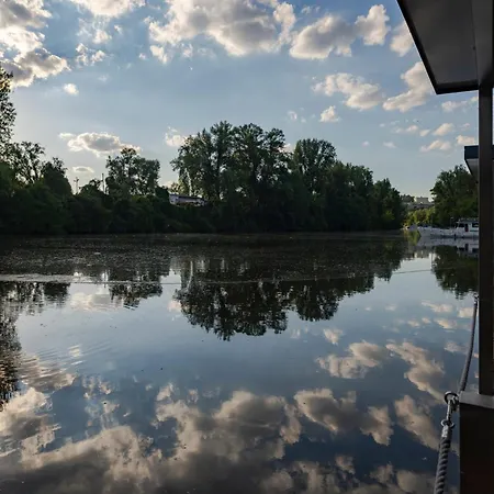 River Houseboats - Private Bay Úszó hotel
